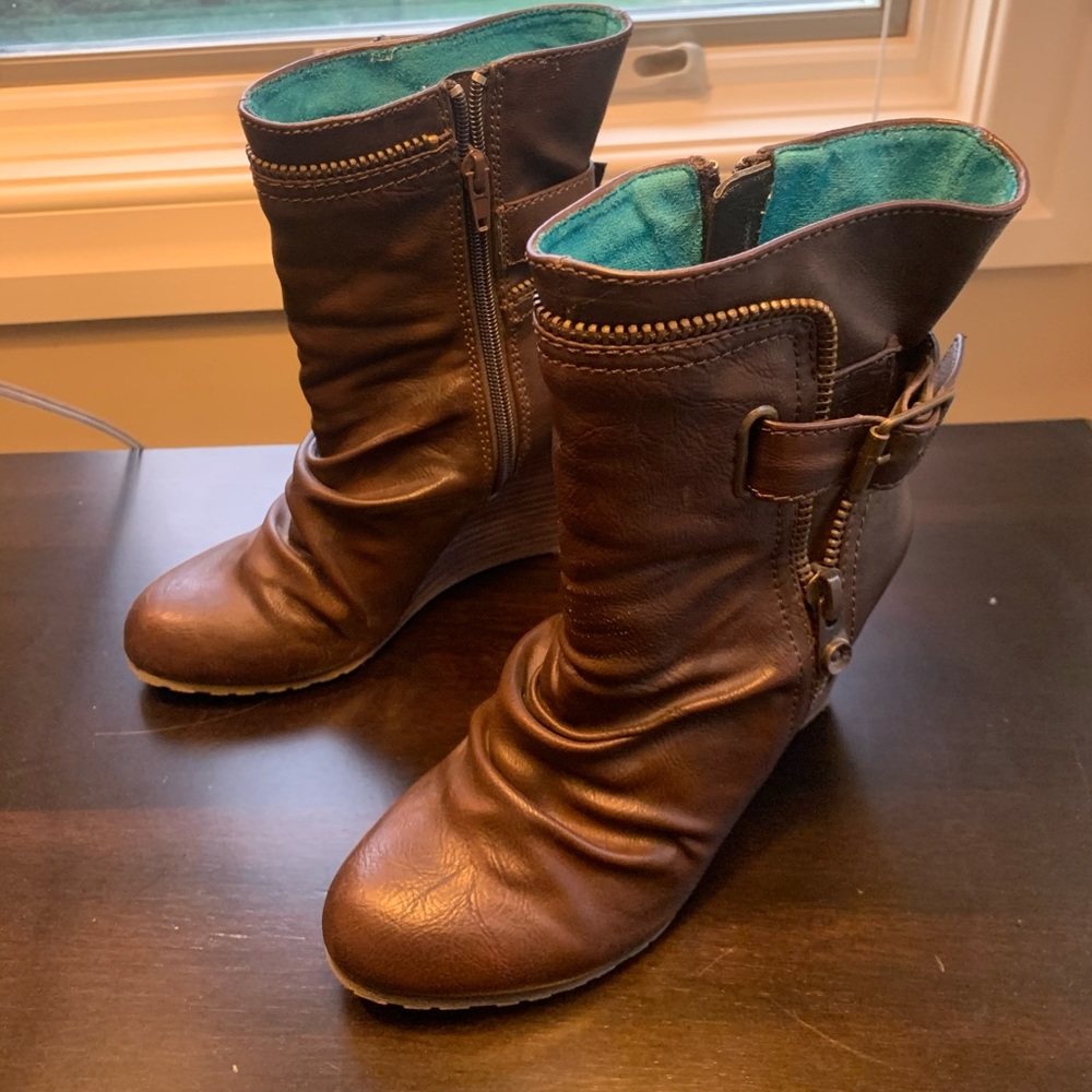 Boots - Picture 2 of 8
